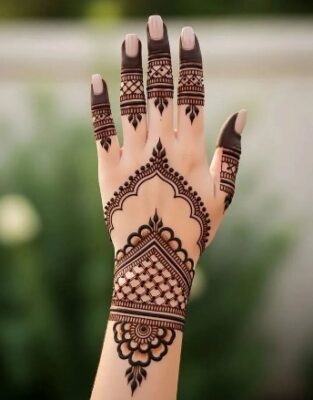 Back hand Simple Mehndi Design gives charm