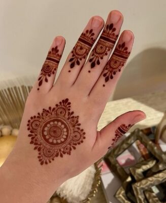 Beautiful Easy Mehndi Design looks good on any skin tone