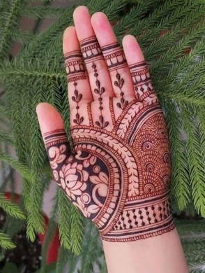 Beautifully crafted Arabic Mehndi Design looks stunning in photos