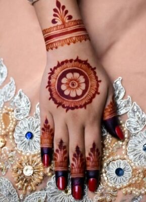 Bold Back Hand Mehndi Design highlights the outlines well