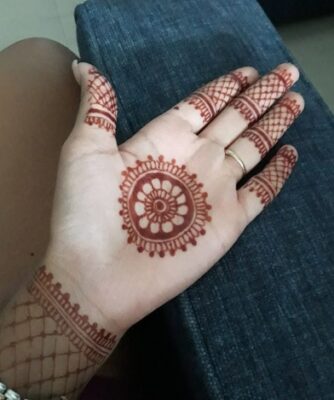 Bold Easy Mehndi Design makes patterns stand out