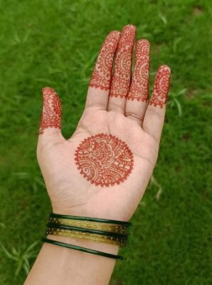 Bold Mehndi Design Easy highlights the outlines