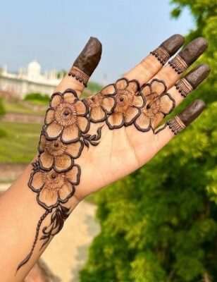 Bold Mehndi Design stands out beautifully