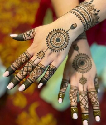 Creative artists make lovely Simple Mehndi Design
