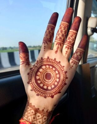 Curve Easy Mehndi Design adds flow to the hand