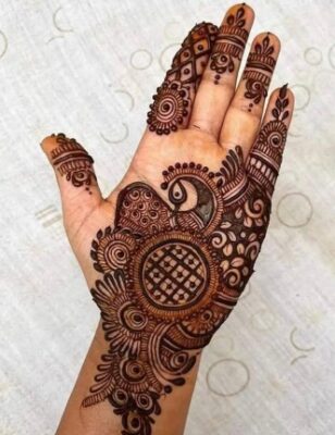 Curved Arabic Mehndi Design flows beautifully on the hand