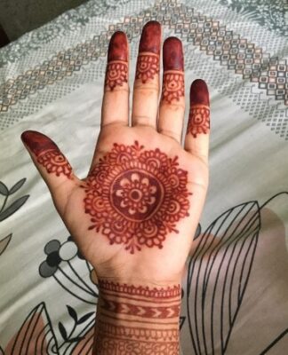 Curved Mehndi Design Easy flows beautifully on the hand