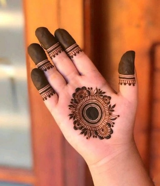 Cute Easy Mehndi Design suits kids and teens