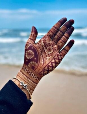 Cute Front Hand Mehndi Design looks delicate and charming
