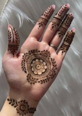 Detailed Mehndi Design attracts everyone's attention