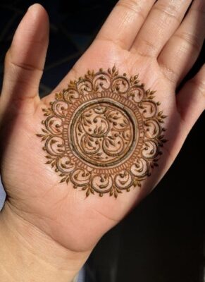 Dots and lines make any Front Hand Simple Mehndi Design look trendy
