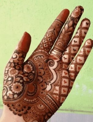 Dotted Arabic Mehndi Design looks simple yet attractive