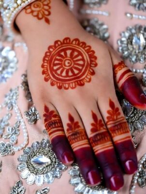 Dotted Back Hand Mehndi Design looks neat and charming