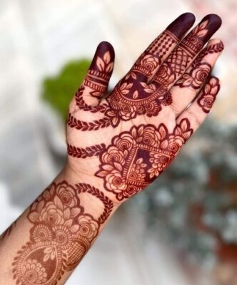 Easy Mehndi Design always looks neat and beautiful