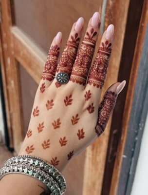 Easy Mehndi Design looks simple and cute