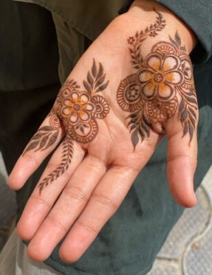 Easy Mehndi Design makes your hands look elegant instantly