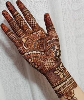 Elegant Mehndi Design Easy suits all occasions