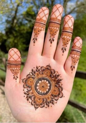 Even beginners can draw a Front Hand Simple Mehndi Design effortlessly