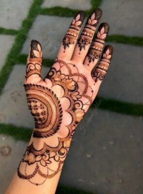 Even little hands look pretty with a Mehndi Design Simple