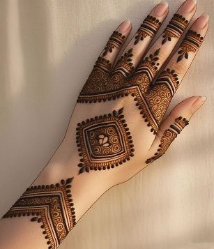 Festivals feel incomplete without Simple Mehndi Design
