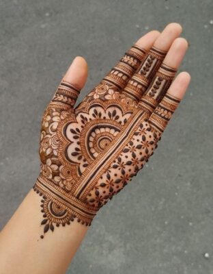 Finger Arabic Mehndi Design looks neat and classy