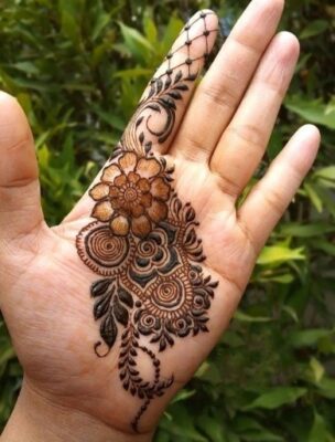 Finger Mehndi Design is simple yet stylish