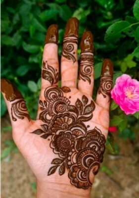 Finger patterns enhance the Arabic Mehndi Design beautifully