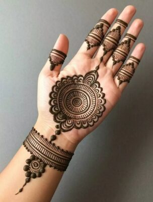 Floral Henna New Mehndi Design gives graceful vibes