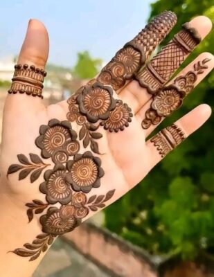 Floral chains in Front Hand Mehndi Design look chic