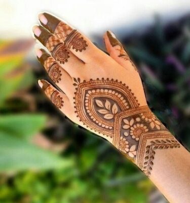Floral patterns make Simple Mehndi Design pretty