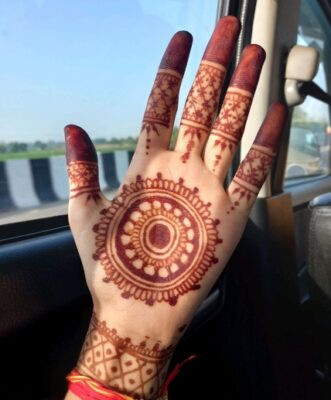 Floral patterns make any Mehndi Design Simple look elegant