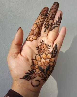 Floral trail Mehndi Design looks graceful