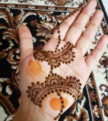 Front Hand Simple Mehndi Design always looks elegant and neat