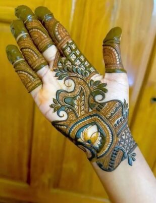 Front-hand Arabic Mehndi Design highlights the palm beautifully