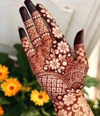 Front-hand Arabic Mehndi Design highlights the palm perfectly
