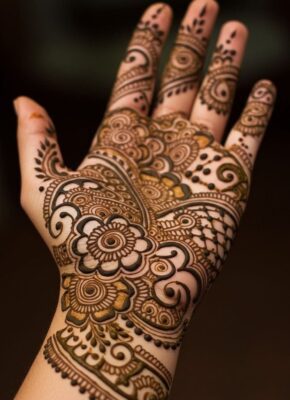 Front hand Arabic Mehndi Design looks attractive