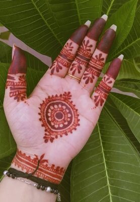 Front hand Easy Mehndi Design looks neat