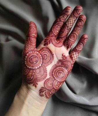 Front-hand Mehndi Design Easy enhances the palm