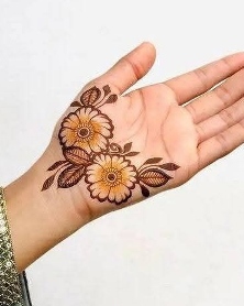 Front-hand Mehndi Design highlights the palm beautifully