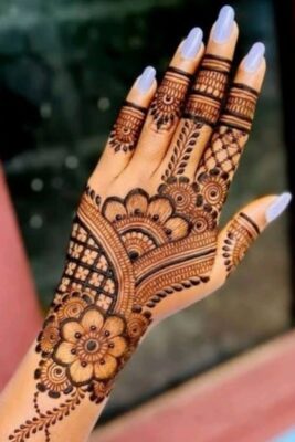 Front hand Simple Mehndi Design looks classy