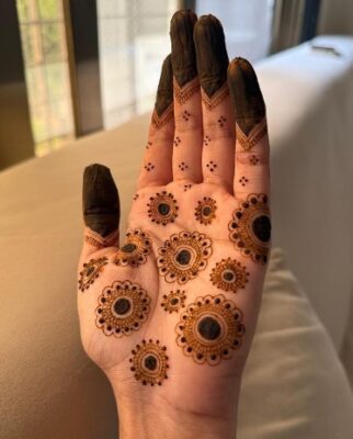 Hands glow beautifully with Easy Mehndi Design