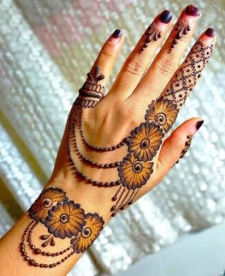 Hands look beautiful with Simple Mehndi Design