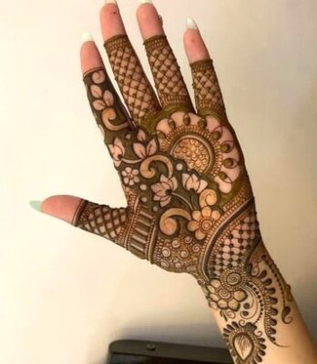 Heart-style Arabic Mehndi Design looks cute and modern