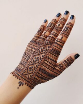 Heart-style Back Hand Mehndi Design looks cute and elegant