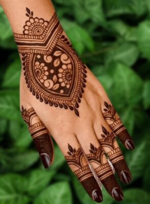 Heart-style Mehndi Design is loved by girls