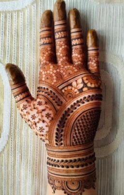 Leafy Mehndi Design Easy adds softness to the hands