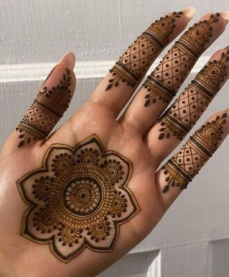 Line patterns make a Mehndi Design Simple trendy