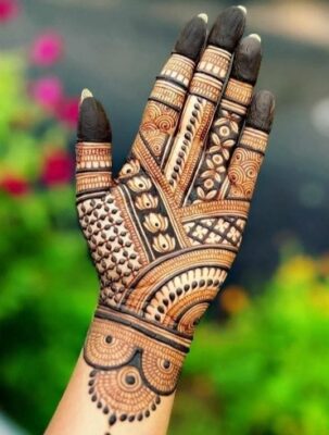Lovely Arabic Mehndi Design enhances every outfit