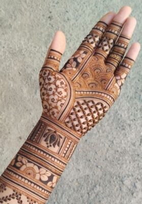 Mandala Mehndi Design Easy gives a traditional feel