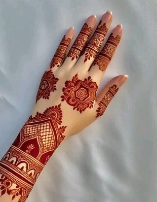 Mandala Mehndi Design looks neat and traditional